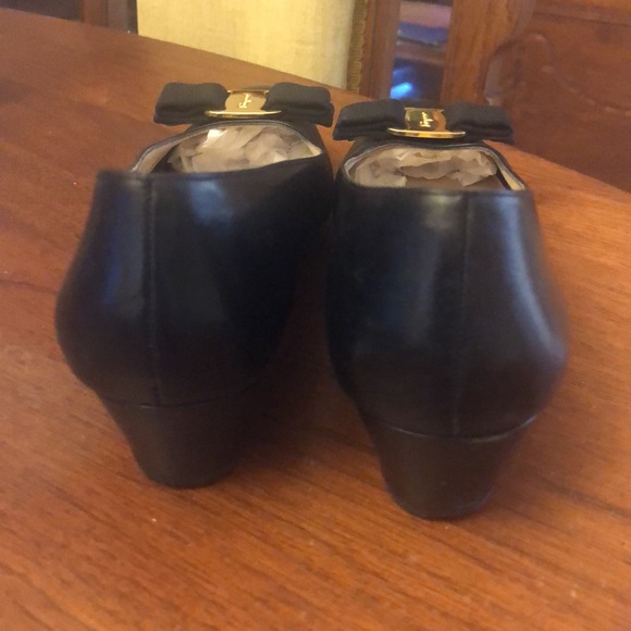 Salvatore Ferragamo boutique Gold Bow - Picture 5 of 7